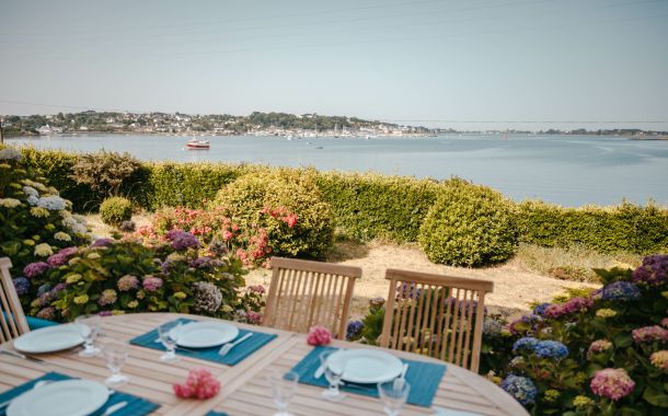 table en terrasse avec vue sur mer en finistere