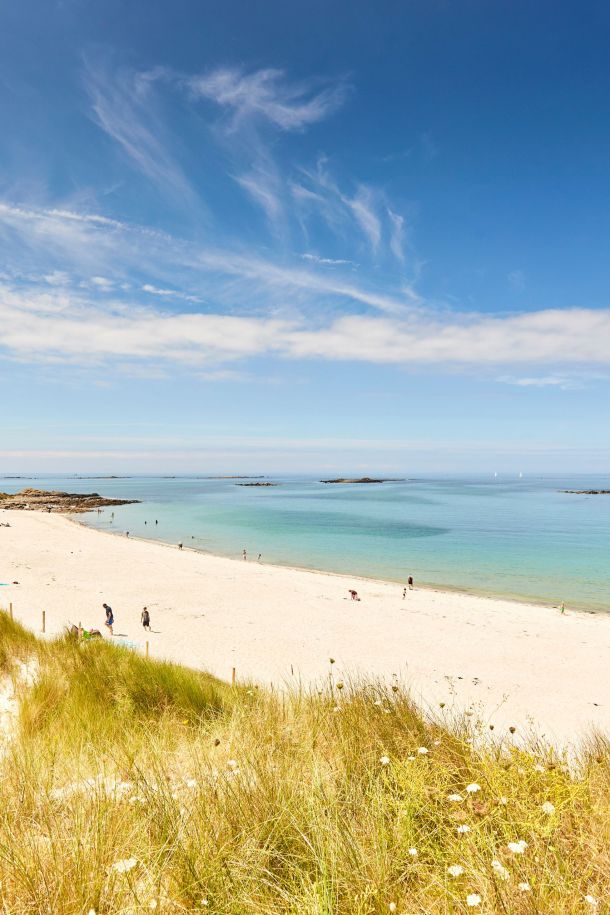 être vacancier sur la plage avec eau turquoise dans le pays des abers