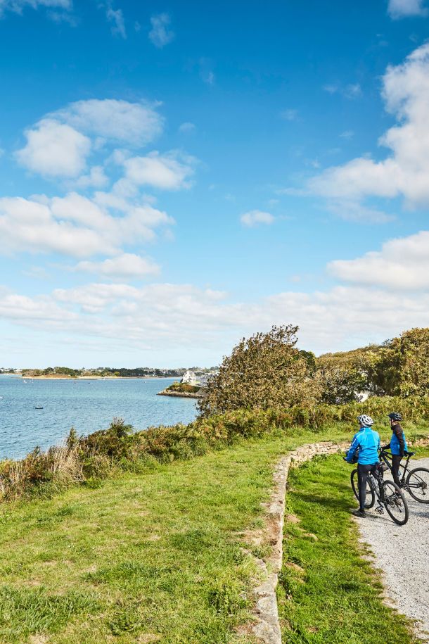 vélo sur les sentiers en bord de mer dans le finistere