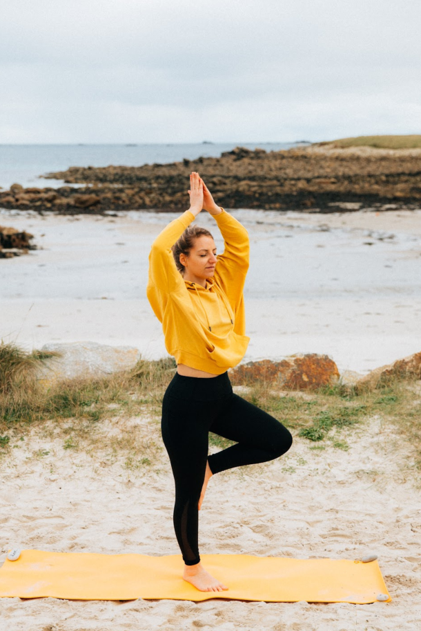 activité de yoga en bord de mer