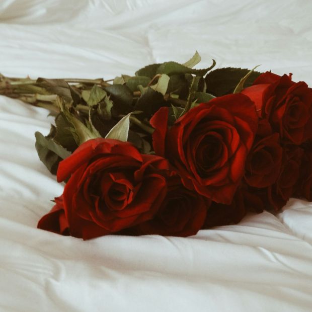 bouquet de roses rouges sur un lit