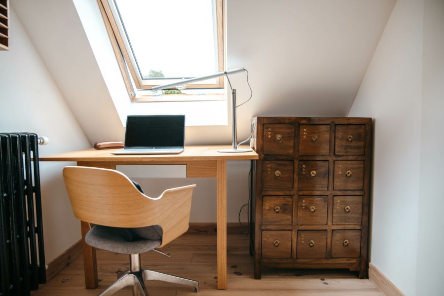 bureau professionnel lumineux sous un velux et meuble ancien