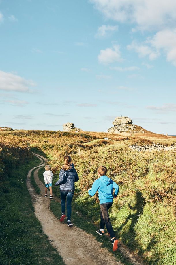 enfants qui marchent sur le sentier du GR dans le pays des abers